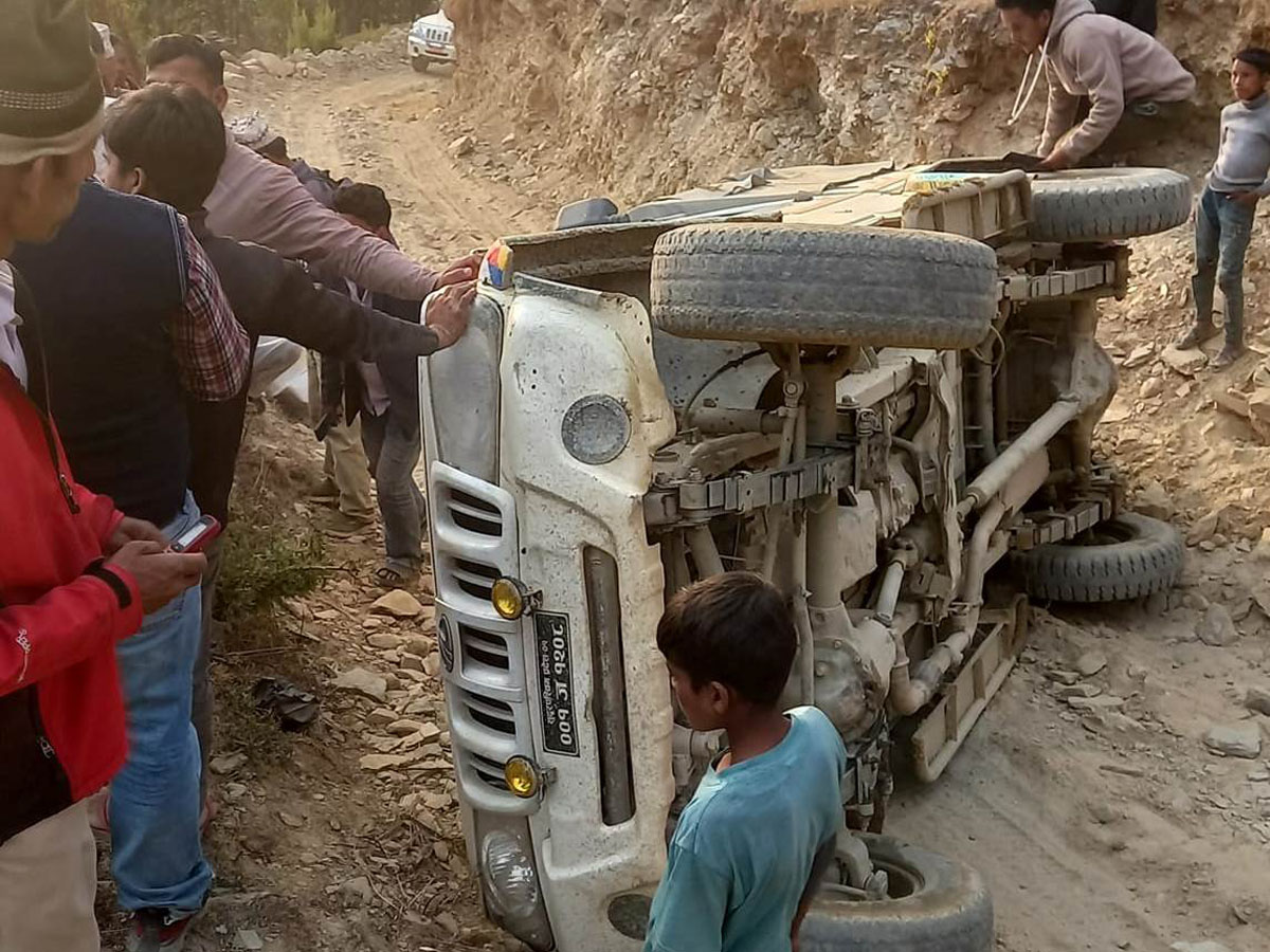 बैतडीमा सडकमै जिप पल्टियो, एकजना समान्य घाइते 
